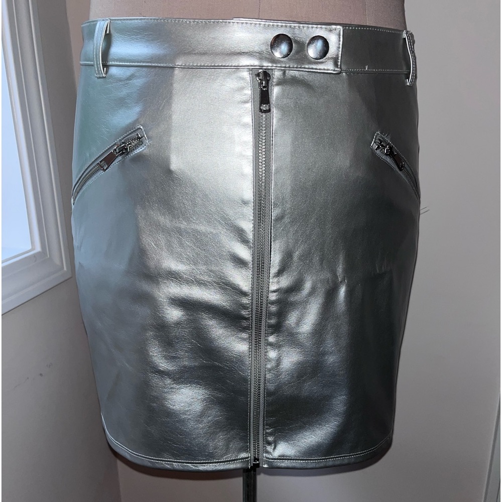 EUC Wild Fable vegan metallic sliver short skirt, full zip front, 2 frt pockets